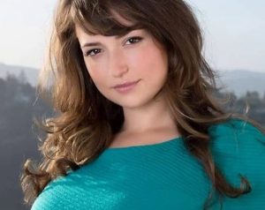 Milana Vayntrub Height Weight Bra Size Body Measurements