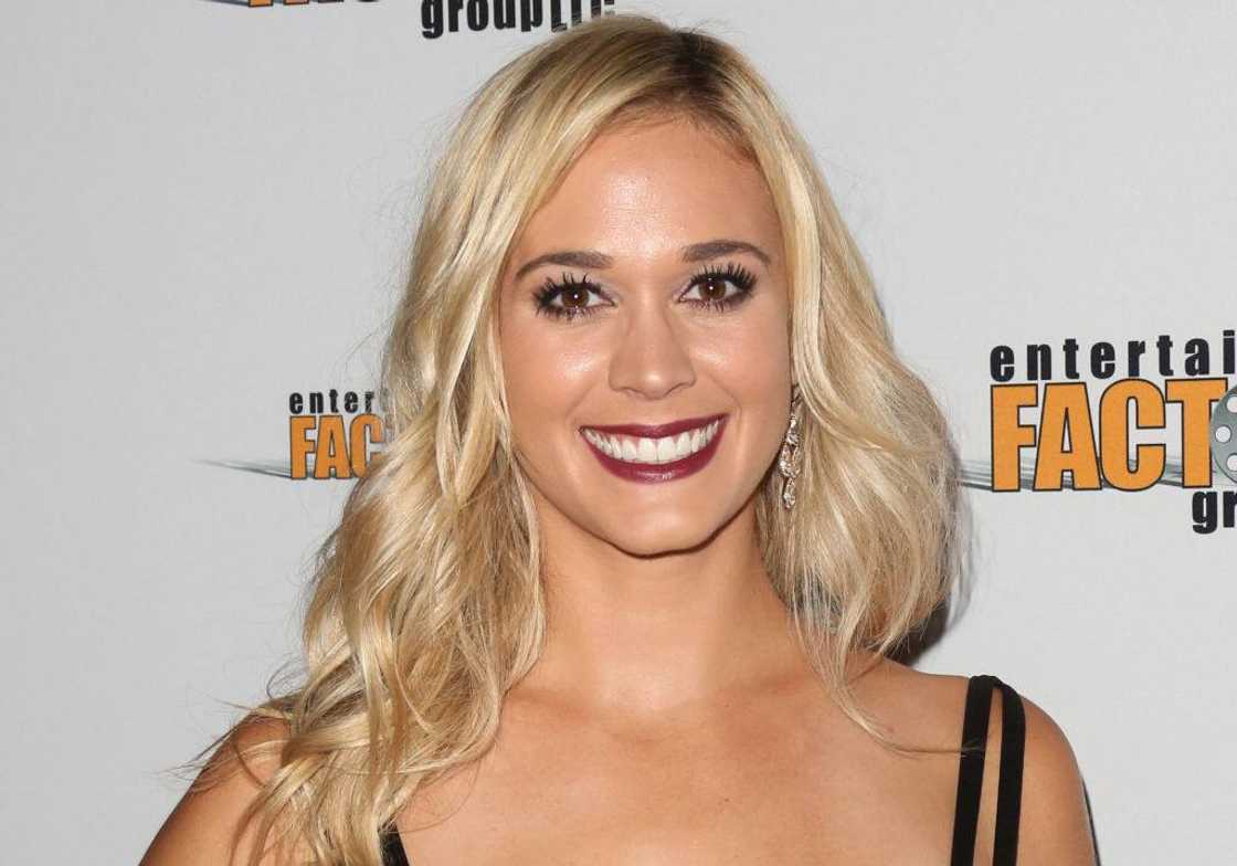 Lauren Compton Reveals Her Height, Weight, and Stunning Body(04)